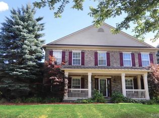 33 Oakbridge Dr, Rochester, MI 48306