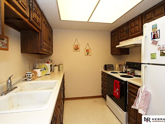 5th image of 3304 Neerpark Dr