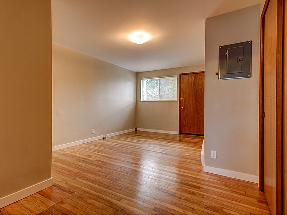 4th image of 9244 Greenwood Ave N APT 1B