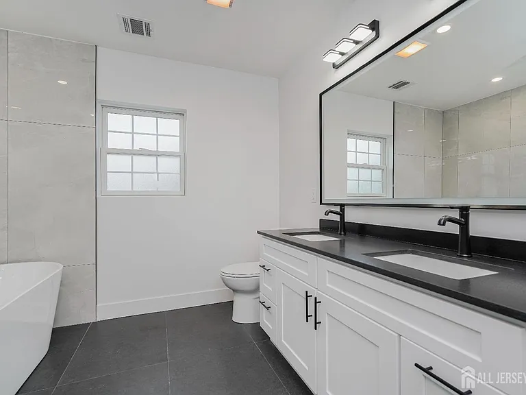 2810 Beatty St — Photo 15
