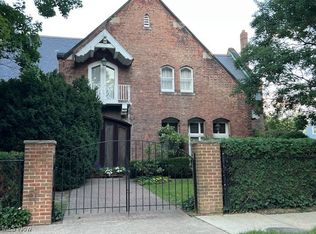 27 Garfield Ln, Bratenahl, OH