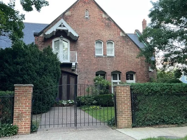 27 Garfield Ln, Bratenahl, OH 44108