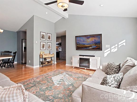 4th image of 4608 Rainbow Dr