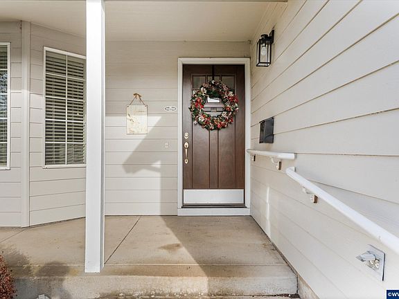 4th image of 186 NW Elderberry Ln