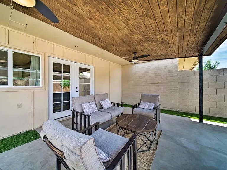 3327 S Poplar St — Photo 22