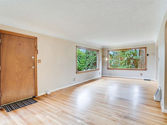 Entry/Living Room