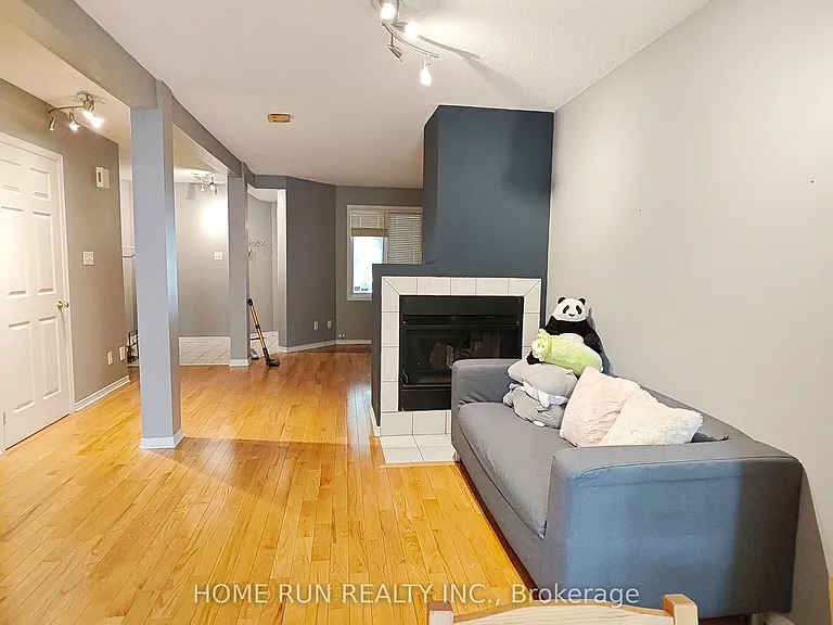 152 Thornbury Cres — Photo 7