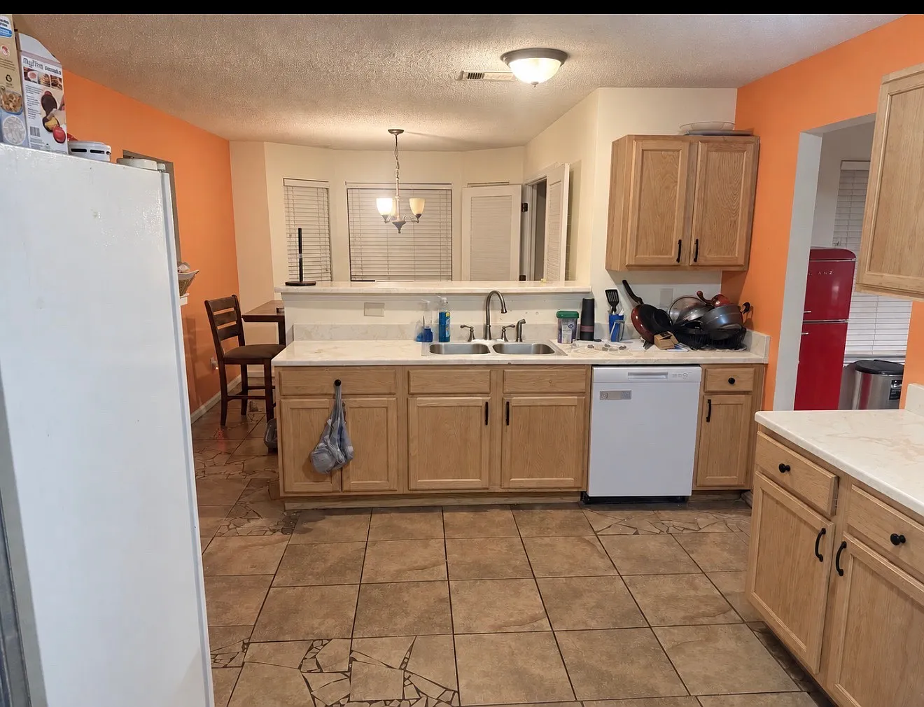 6 bed, 2.5 bath, 2485 sqft, $900 — Photo 4