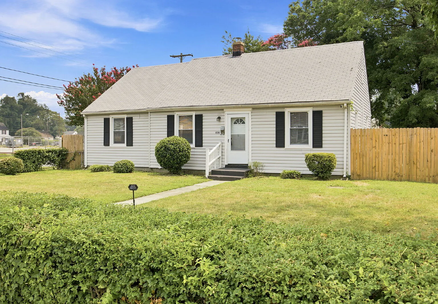 3 bed, 1.0 bath, 1109 sqft, $1,900 — Photo 2