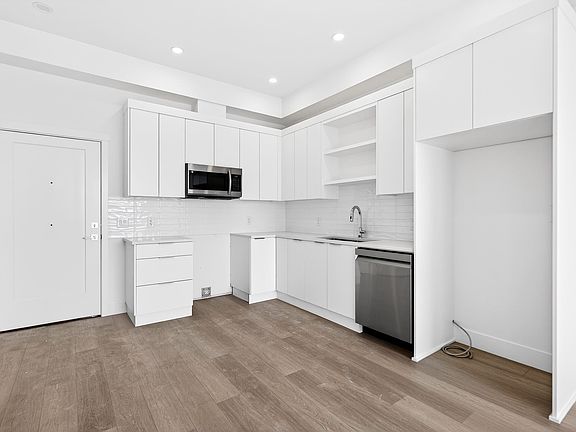 5th image of 22348 North Ave #509
