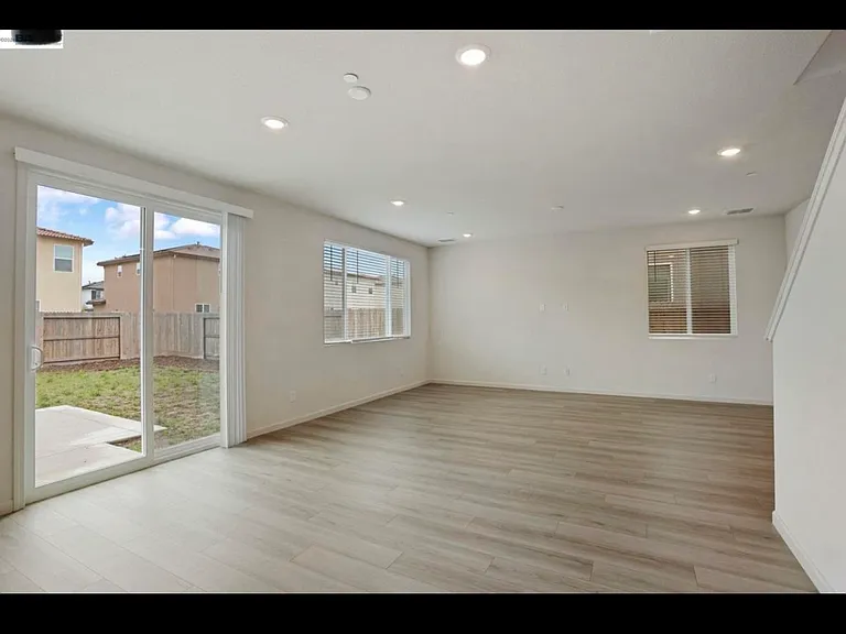 2260 Shoreline Dr — Photo 11