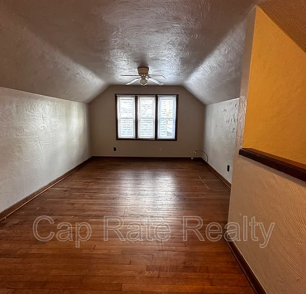 322 S Powell Ave — Photo 16