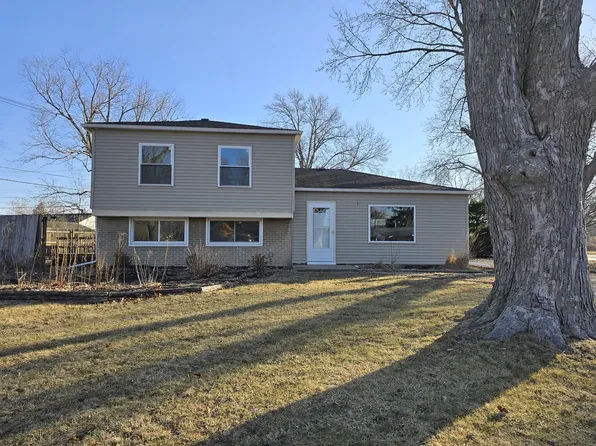 1418 Briarwood Dr, Champaign, IL 61821