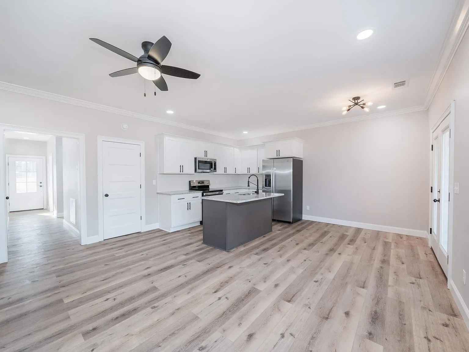 3 bed, 2.5 bath, 1550 sqft, $1,899 — Photo 2