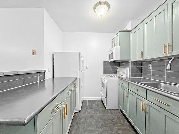 4th image of 265 Saint James Pl APT 1