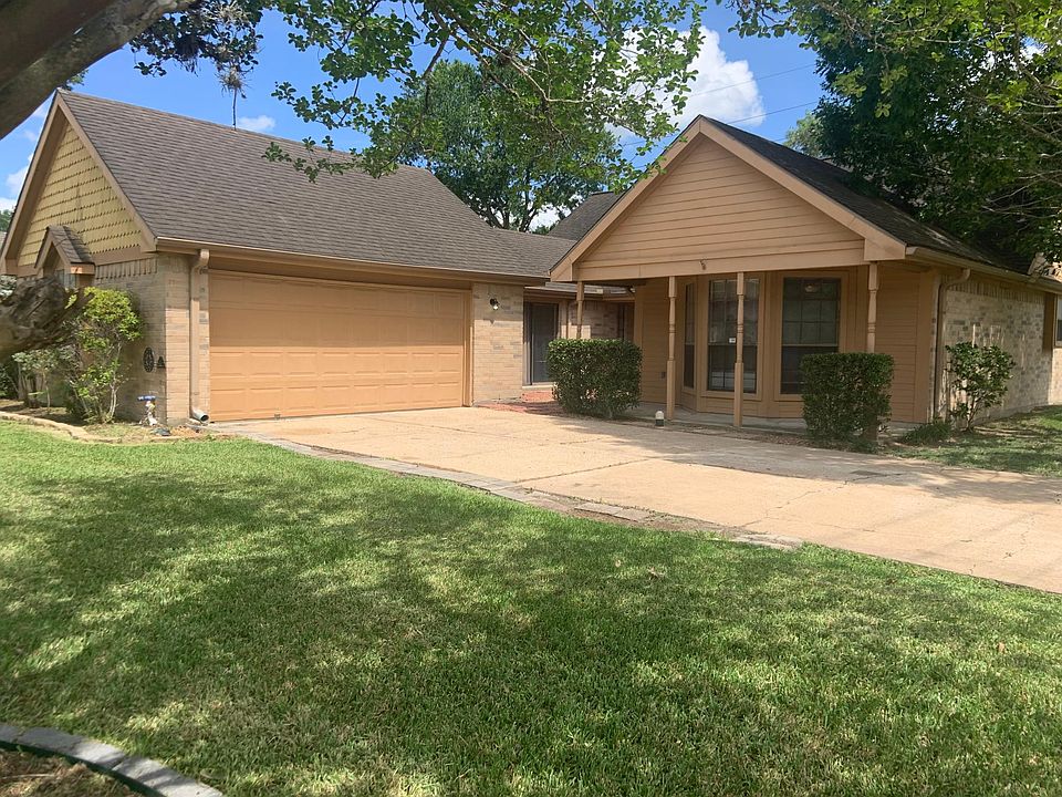 Corner house, view of driveway, garage and front entrance.