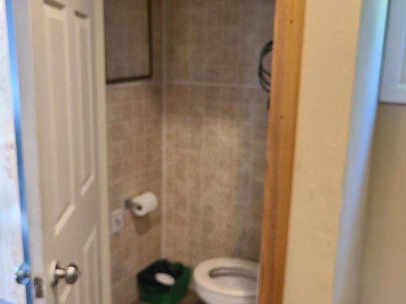 3rd image of 1535 Safford Ave