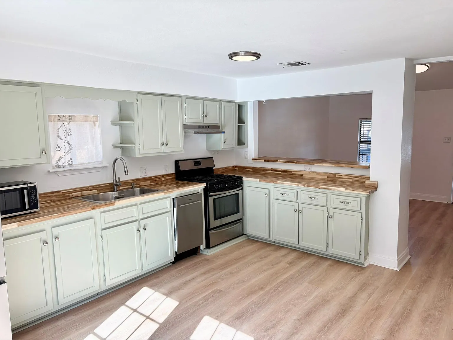 3 bed, 2.0 bath, 1110 sqft, $2,500 — Photo 3