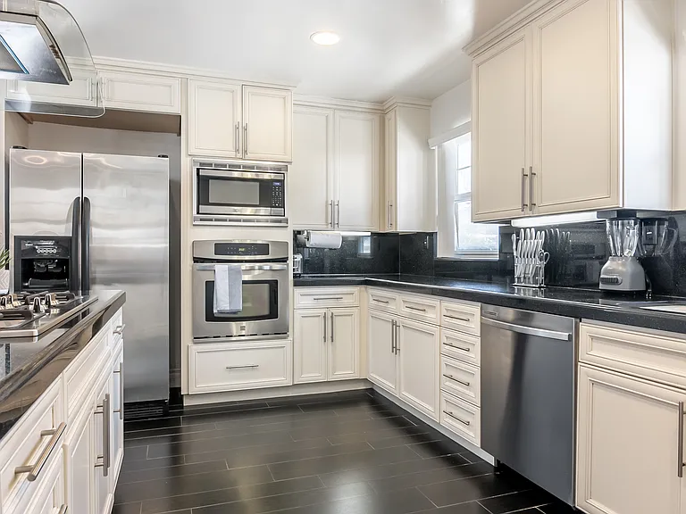 215 Alexander Ct — Photo 17