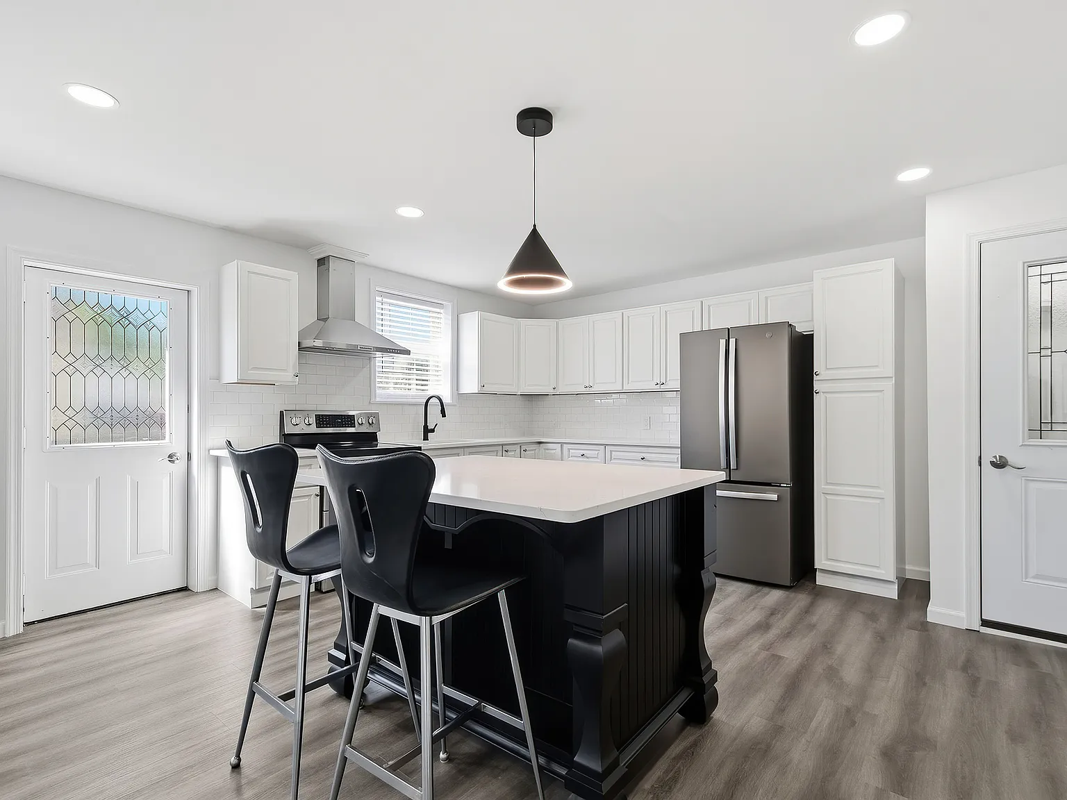 1 bed, 850 sqft, $1,350 — Photo 3
