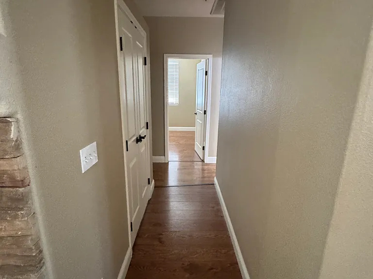 901 Ross Dr — Photo 4