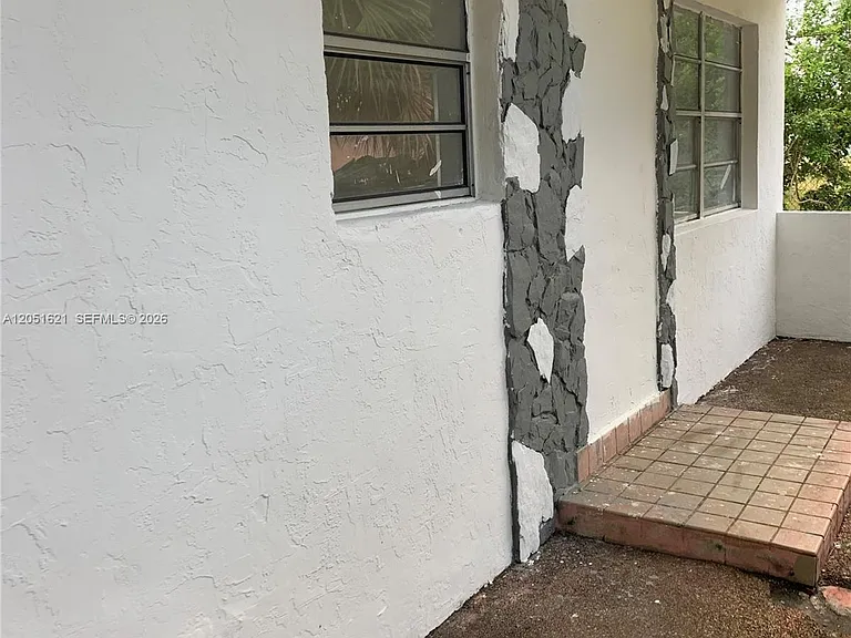 308 NW 9th St — Photo 3