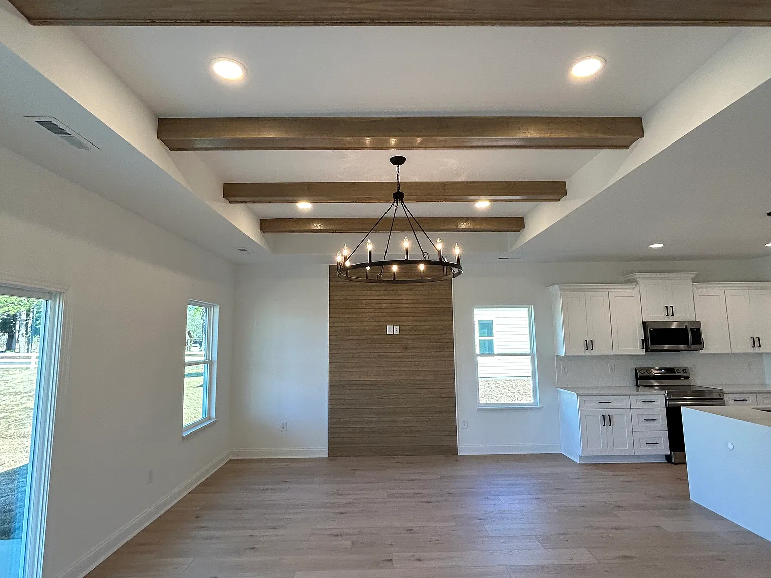3 bed, 2748 sqft, $2,300 — Photo 4