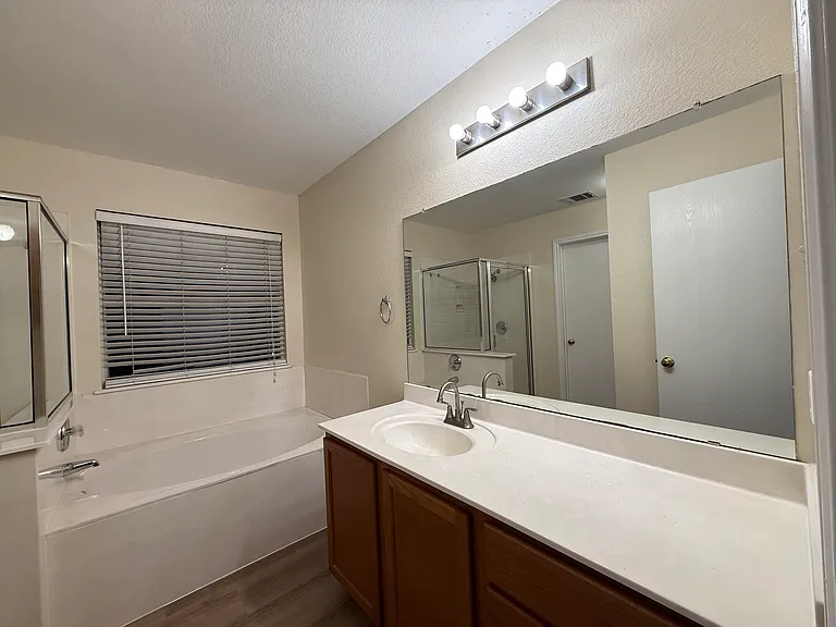 311 McCarthur Dr — Photo 13