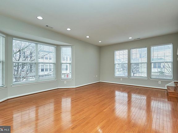 5th image of 22960 Fontwell Sq