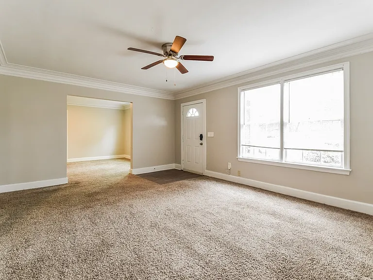 566449_018_living_room_13548064.jpg