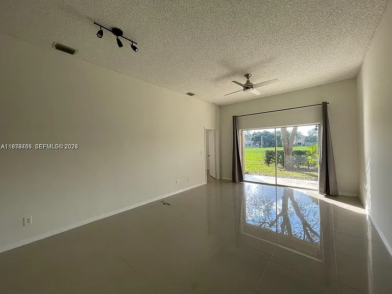 16309 Emerald Cove Rd #16309 — Photo 4