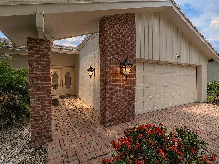 5557 Cameo Dr N — Photo 7