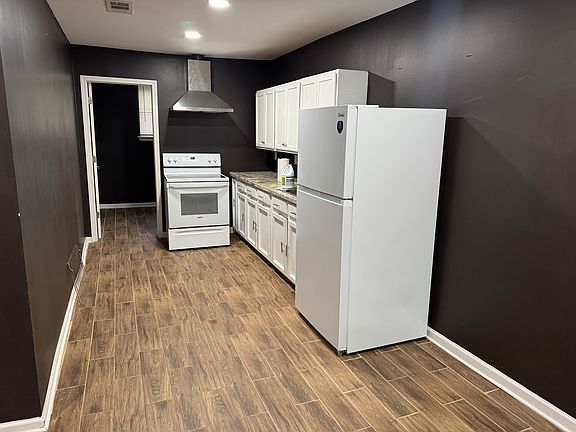 3rd image of 1555 Swan Ave