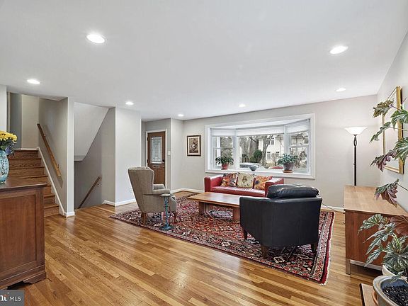 3rd image of 1002 Aster Blvd