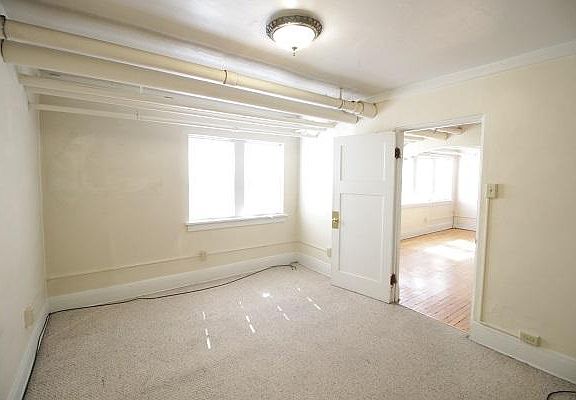 4th image of 1026 E Pleasant St #1-001