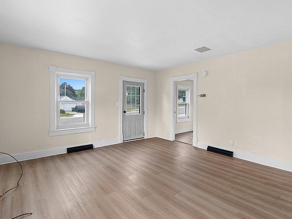 5th image of 407 Hamburg St