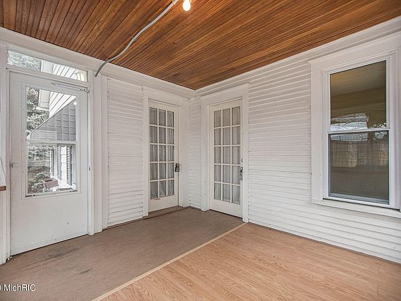 5th image of 5526 School Ave