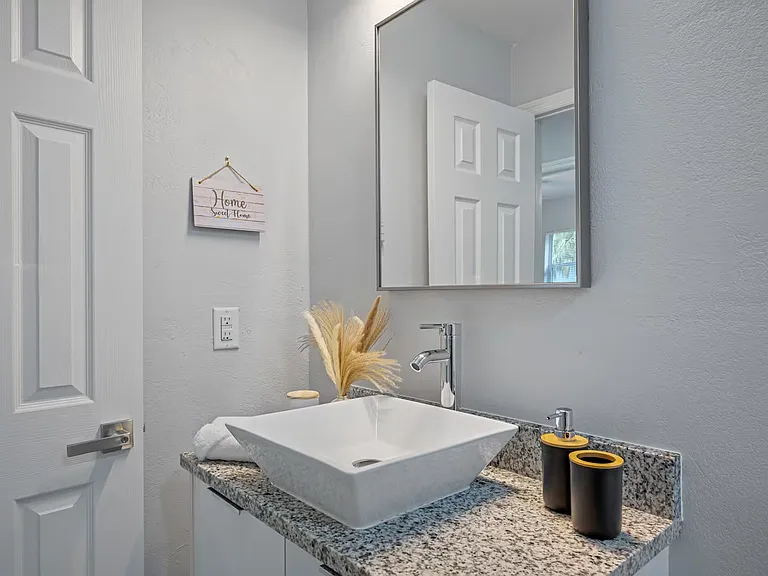 4313 W Woodlawn Ave — Photo 27