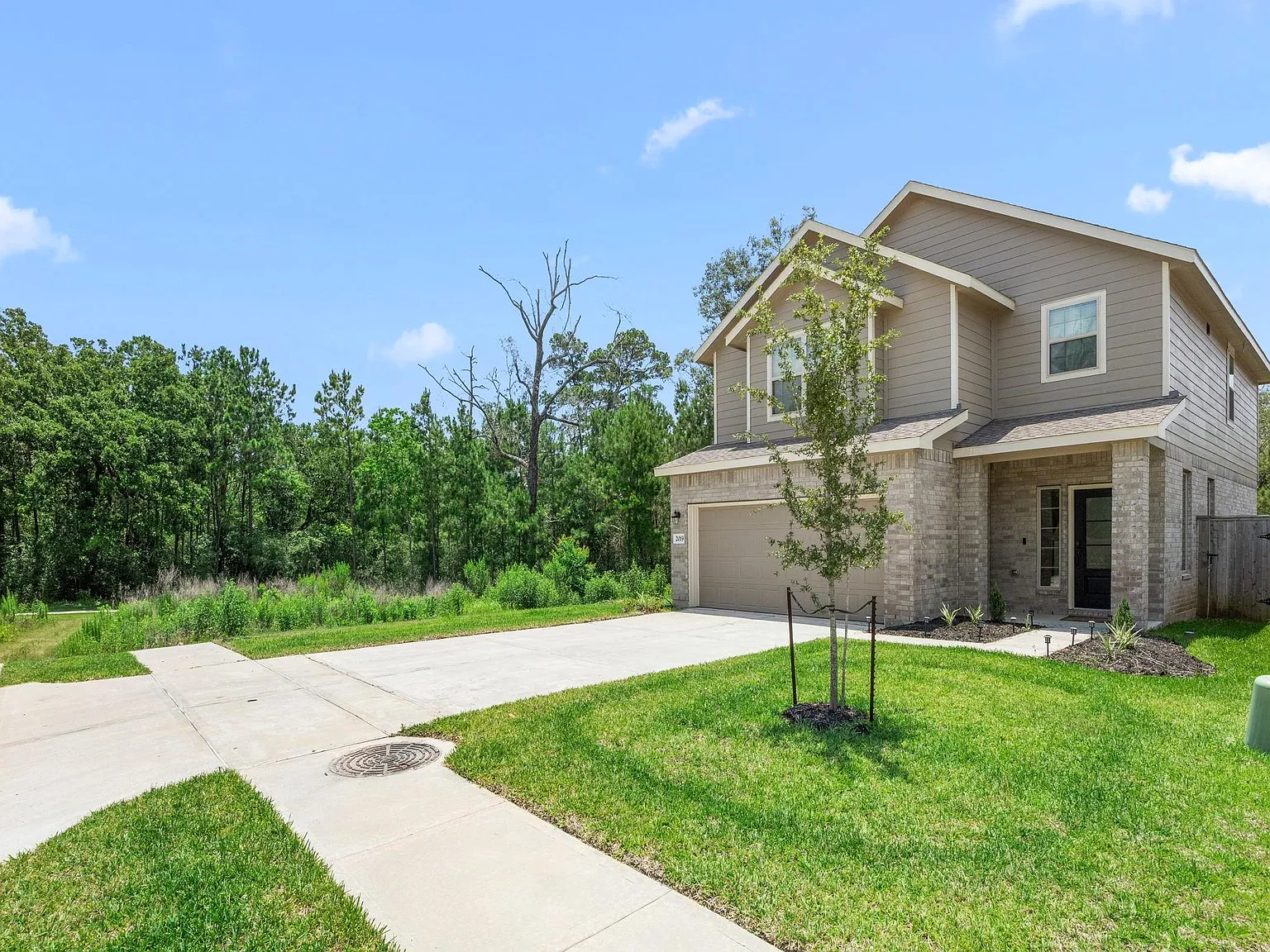 4 bed, 2.5 bath, 2405 sqft, $2,200 — Photo 1