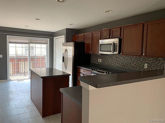 3rd image of 27967 Hopkins Dr #113
