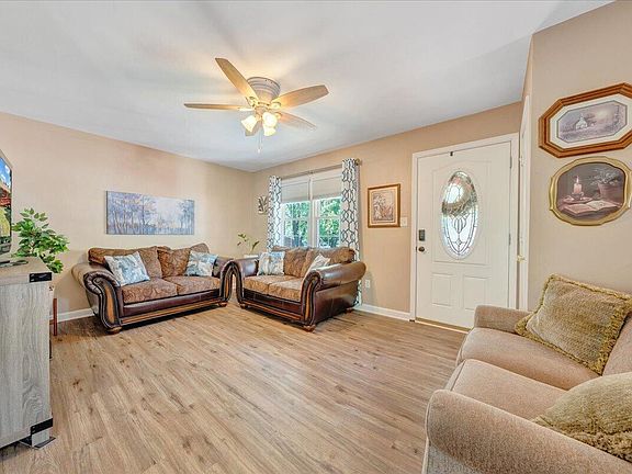 4th image of 90 Berkshire Cir