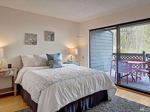 3rd image of 7 Lake Bellevue Dr APT 104