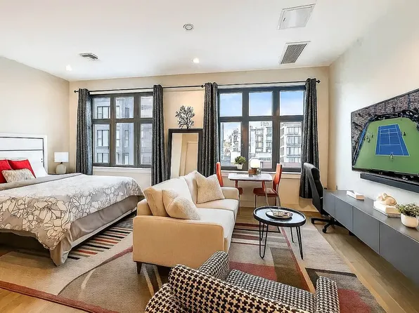 818 Lexington Avenue image 1 of 10