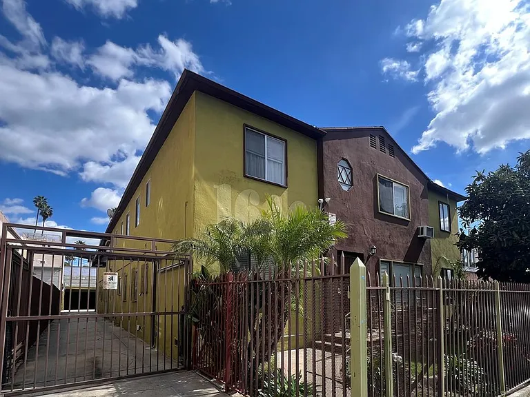 1646 N Harvard Blvd — Photo 2