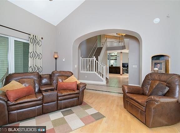 5th image of 953 Lake Dr