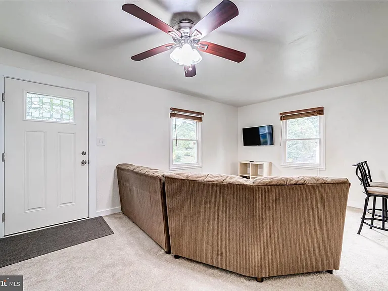 2425 Fort Dr — Photo 2