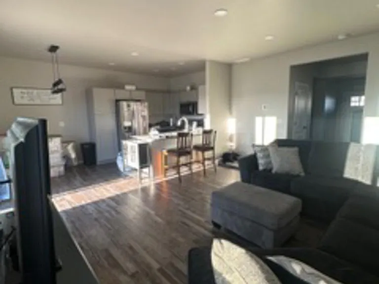 570 N Cedar St — Photo 3