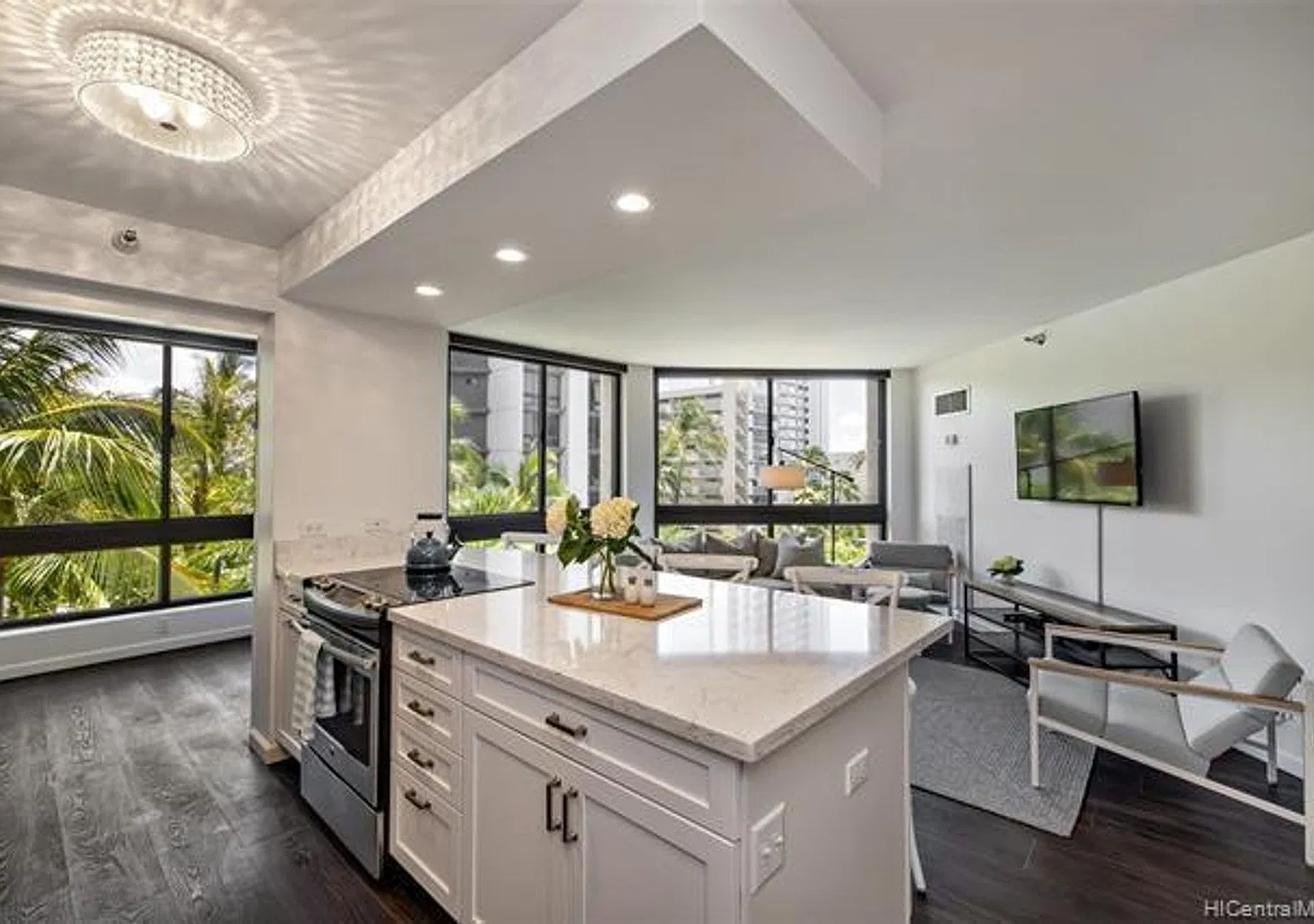 1 bedroom, den with murphy bed, 1 cov parking, tropical grounds with pool, tennis courts +++++++ — Photo 1