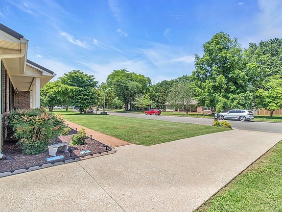 4th image of 2211 Oakhaven Dr