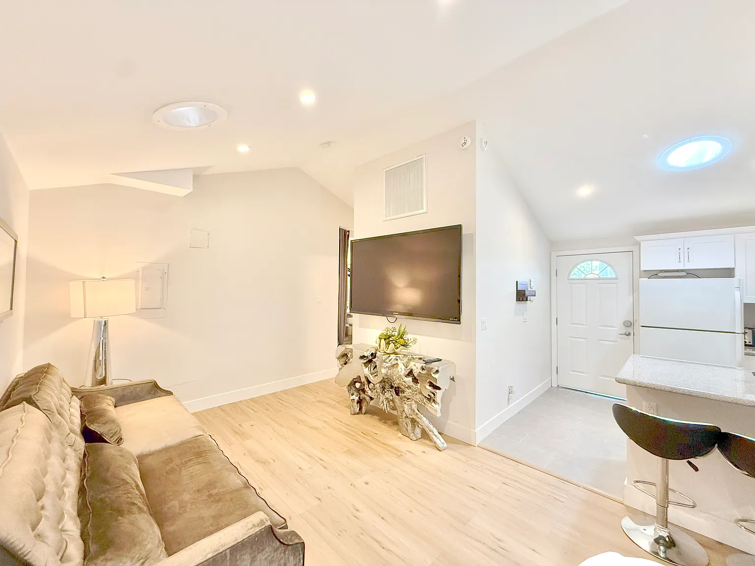 Studio, 500 sqft, $3,000 — Photo 2